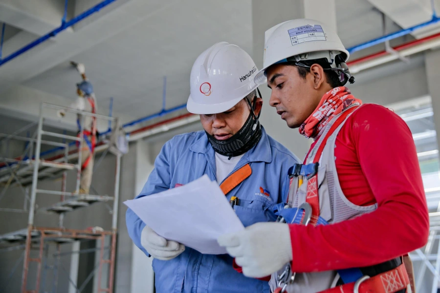 Electricistas profesionales trabajando